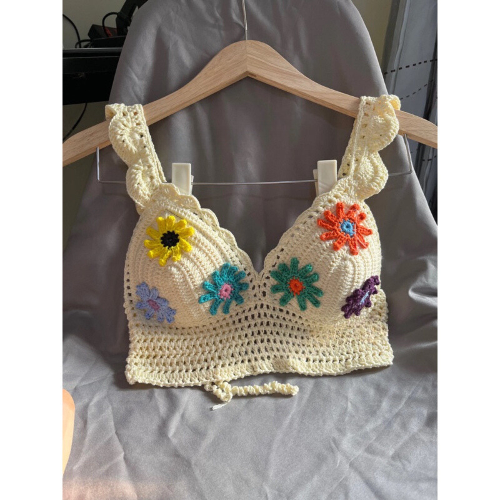 Áo Len Hai Dây Croptop Vai Bèo Hoa Cổ Điển