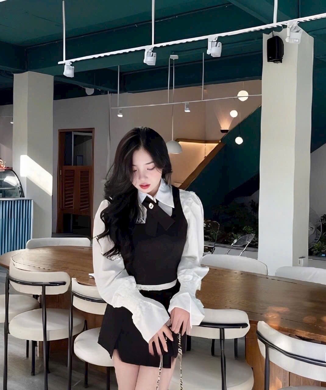 Set Gile nâu kèm sơ mi sọc và chân váy xếp ly