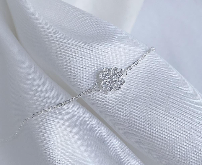 Lắc tay cỏ bốn lá may mắn