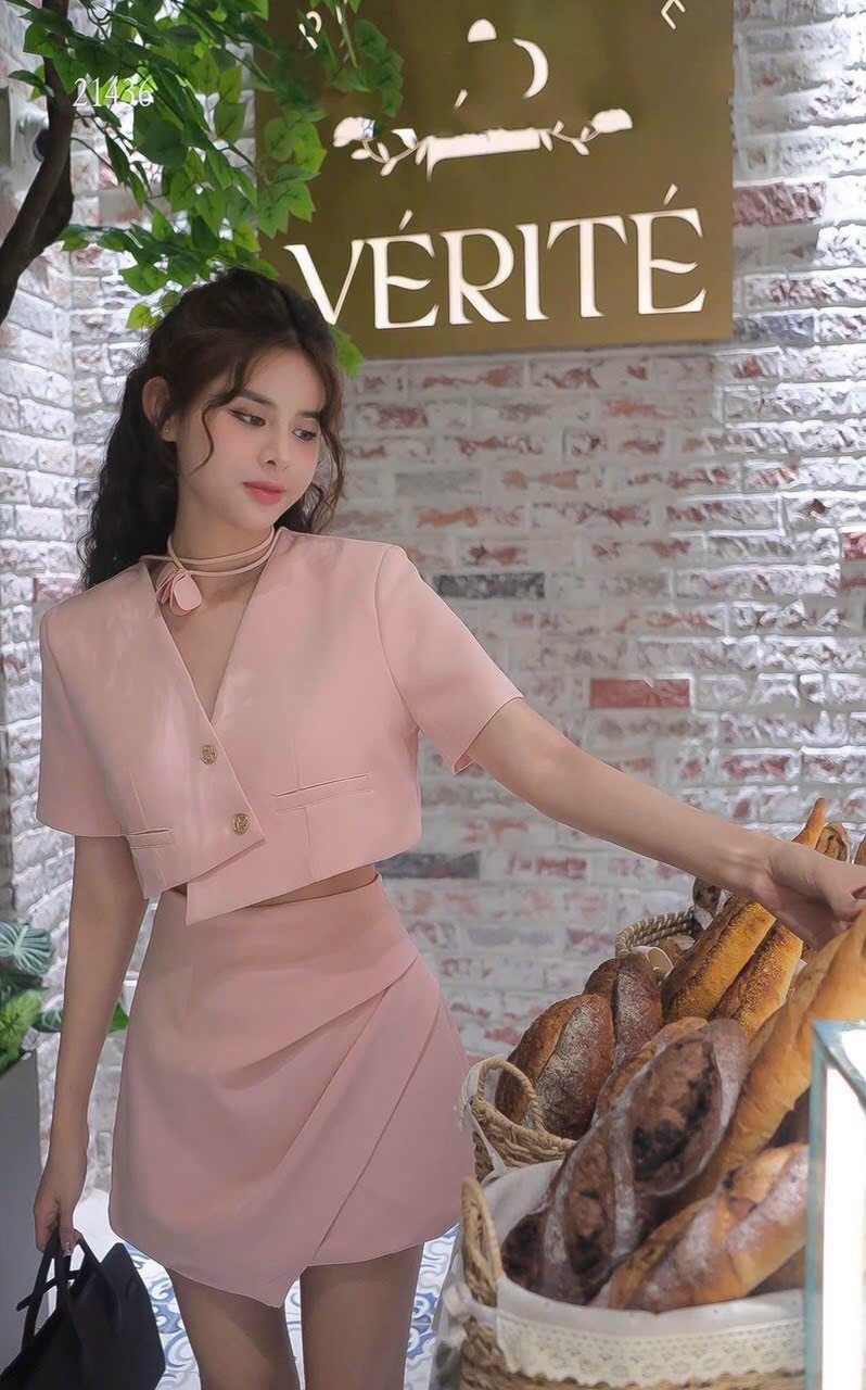 SET VEST LỆCH XÉO TÀ THIẾT KẾ CỔ CỘT HOA CÁCH ĐIỆU KÈM CHÂN VÁY XẾP LI SANG TRỌNG