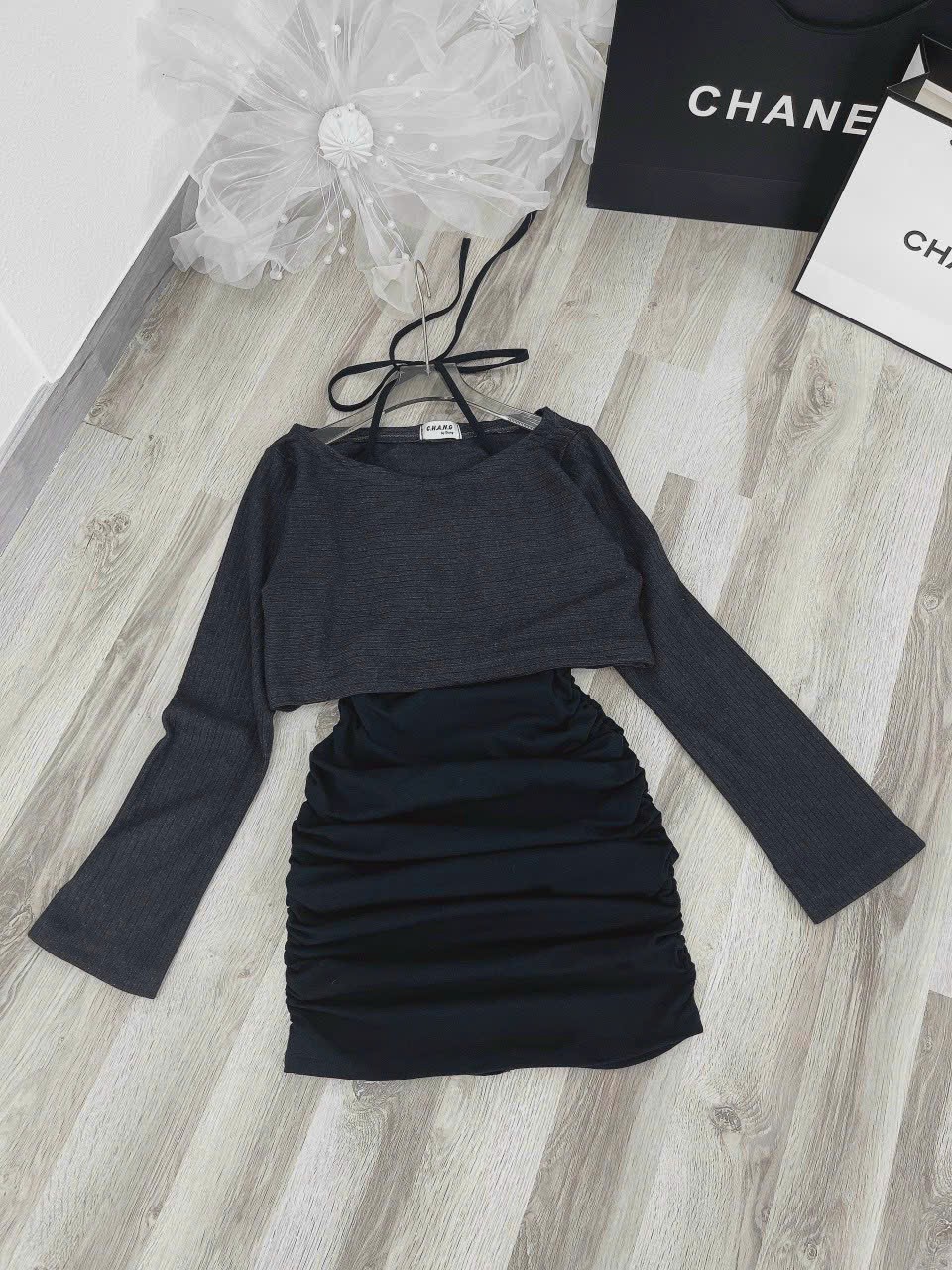 Set chân váy xếp ly áo gân trắng