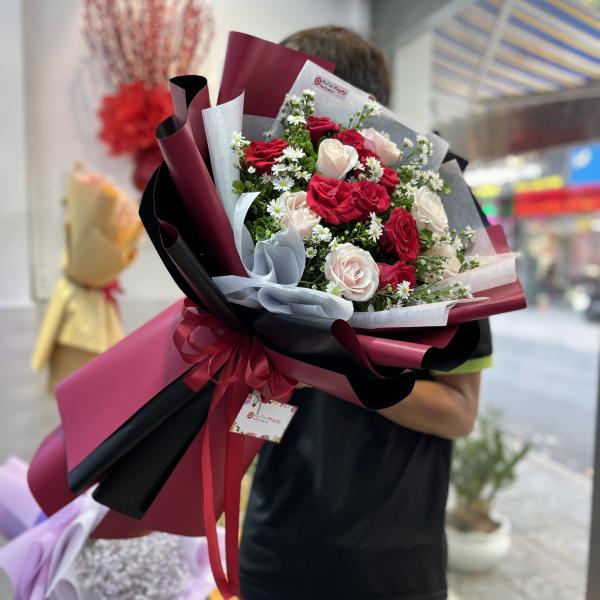 Bó hoa chúc mừng sinh nhật : hồng kem, hồng đỏ mix thạch thảo