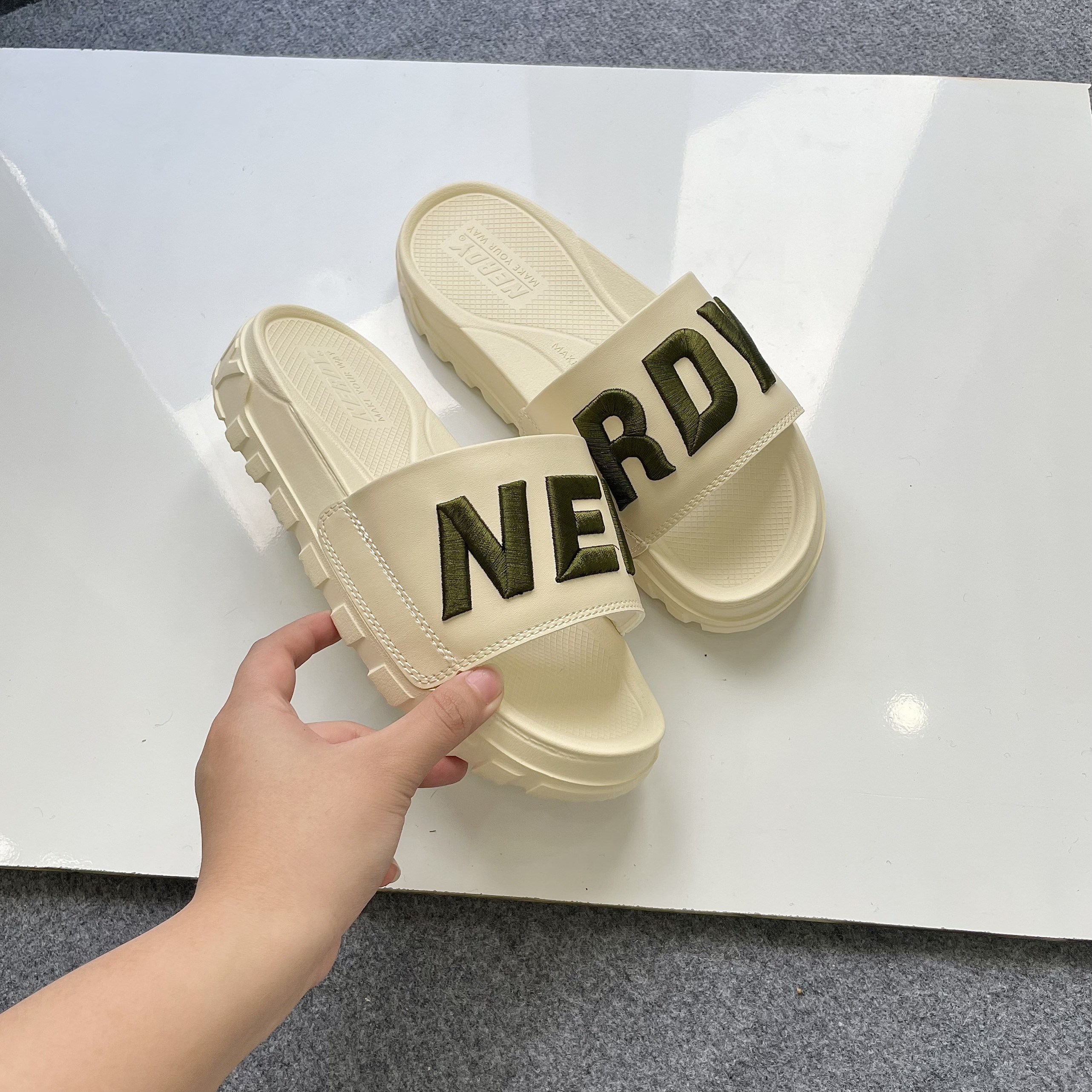 Dép Chữ Thêu NERDY Full Đen Nam Nữ Hot Trend 2023- Giá Tốt