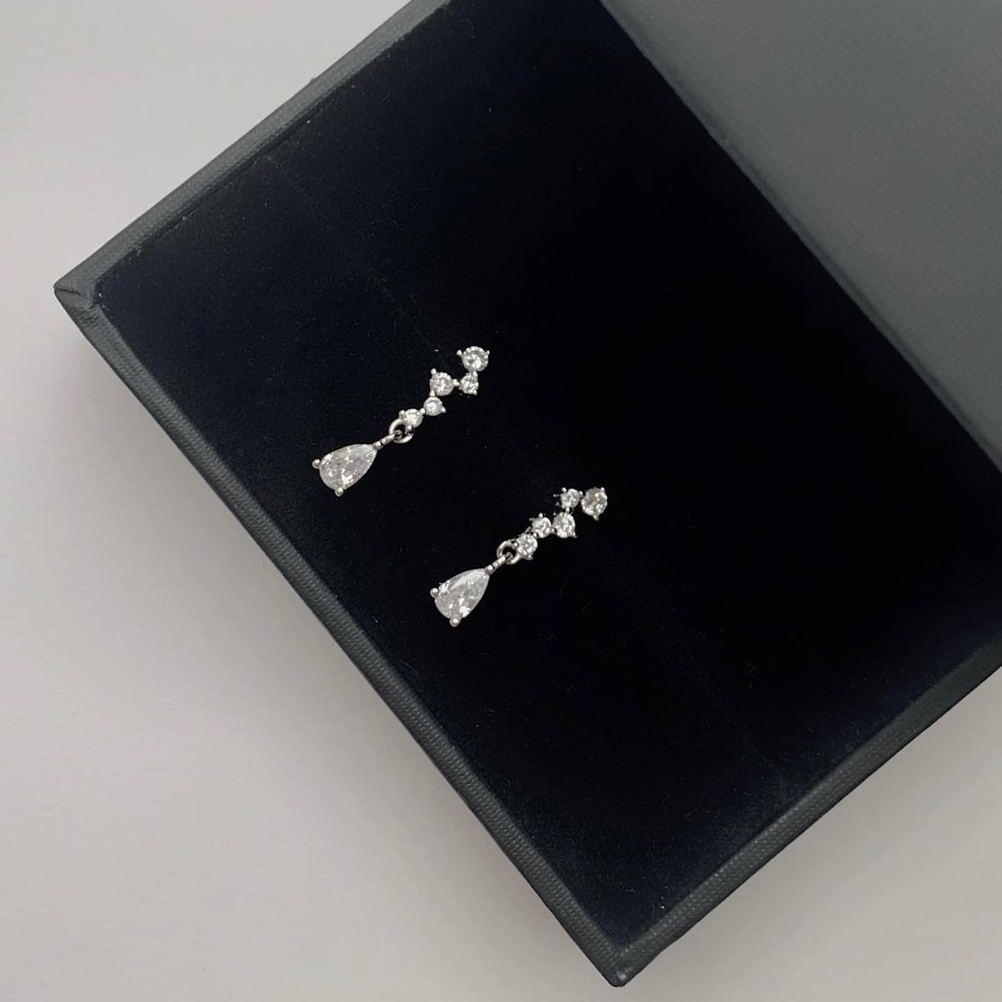 Khuyên tai bạc xinh