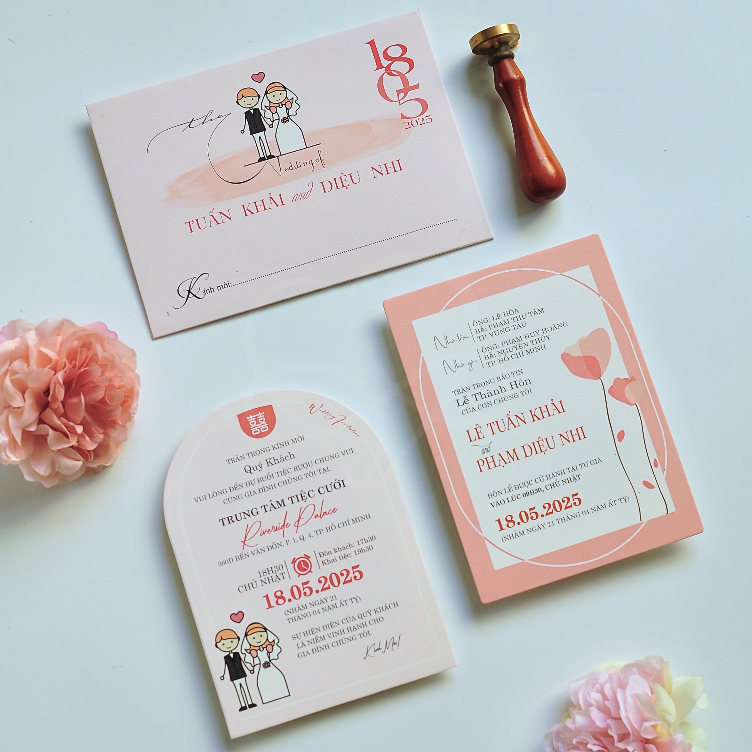 Thiệp cưới chibi mẫu màu trắng hồng dễ thương