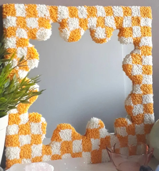 Gương thêu tay - Caro vàng trắng