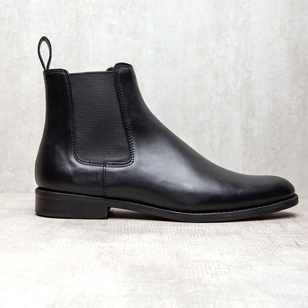 THE CLASSIC CHELSEA BOOT – BLACK