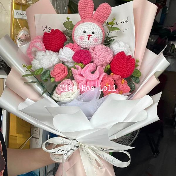 Bó hoa len tông hồng ngọt ngào kèm thỏ con dễ thương