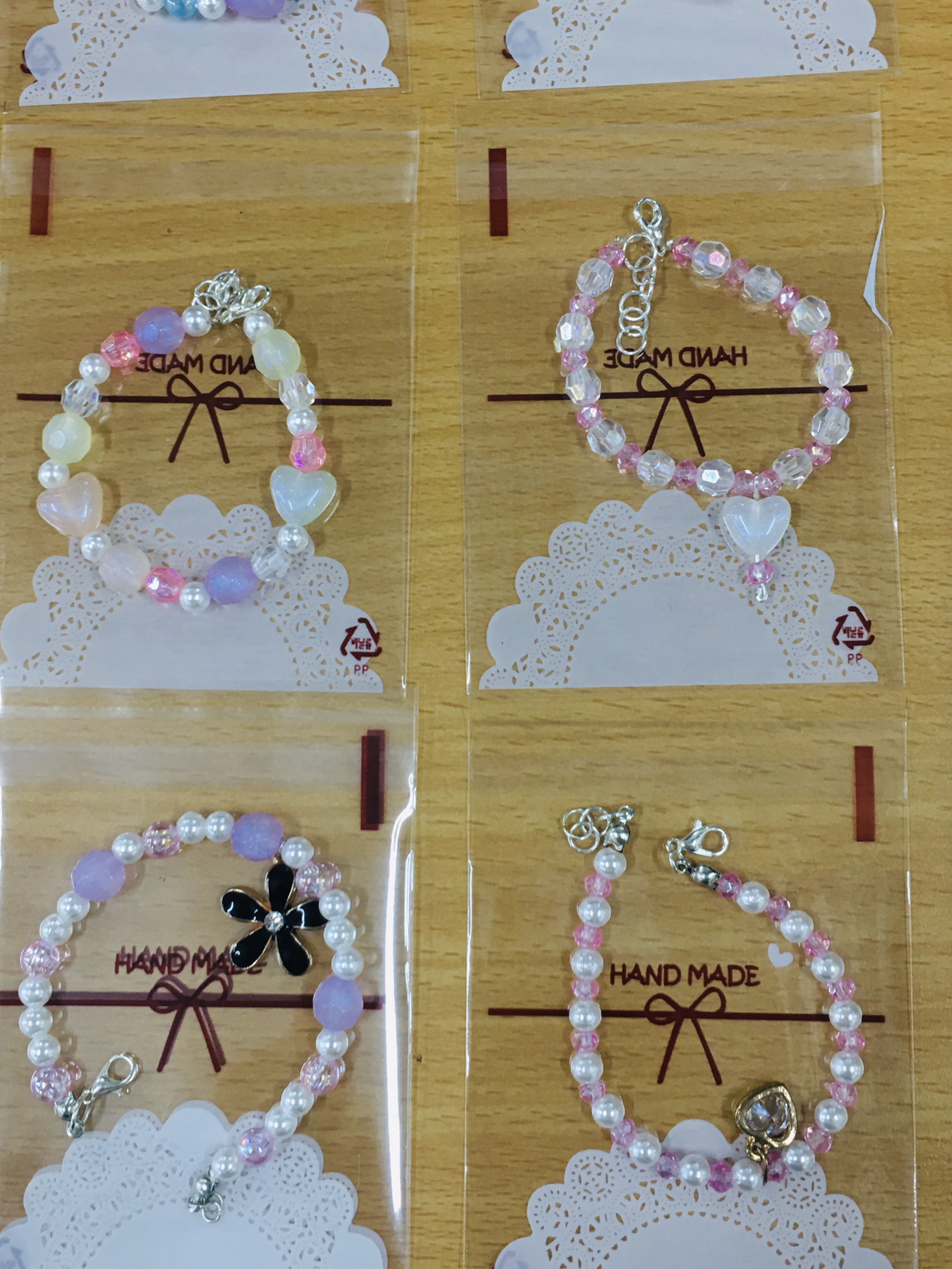 Vòng tay kèm charm