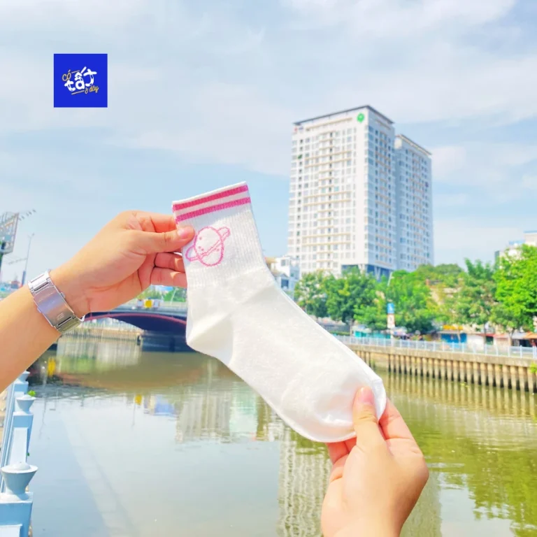 Tất Vớ Trắng Cổ Trung Hoạ Tiết Hành Tinh Hồng