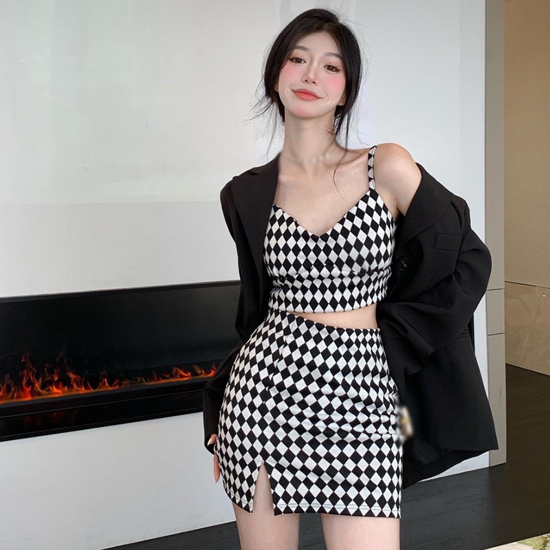 Set áo kiểu croptop hai dây cổ chữ V và chân váy lưng cao xẻ tà phong cách Hàn Quốc thời trang