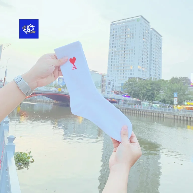 Tất Vớ Cổ Cao Trắng Hoạ Tiết Át Cơ Đỏ