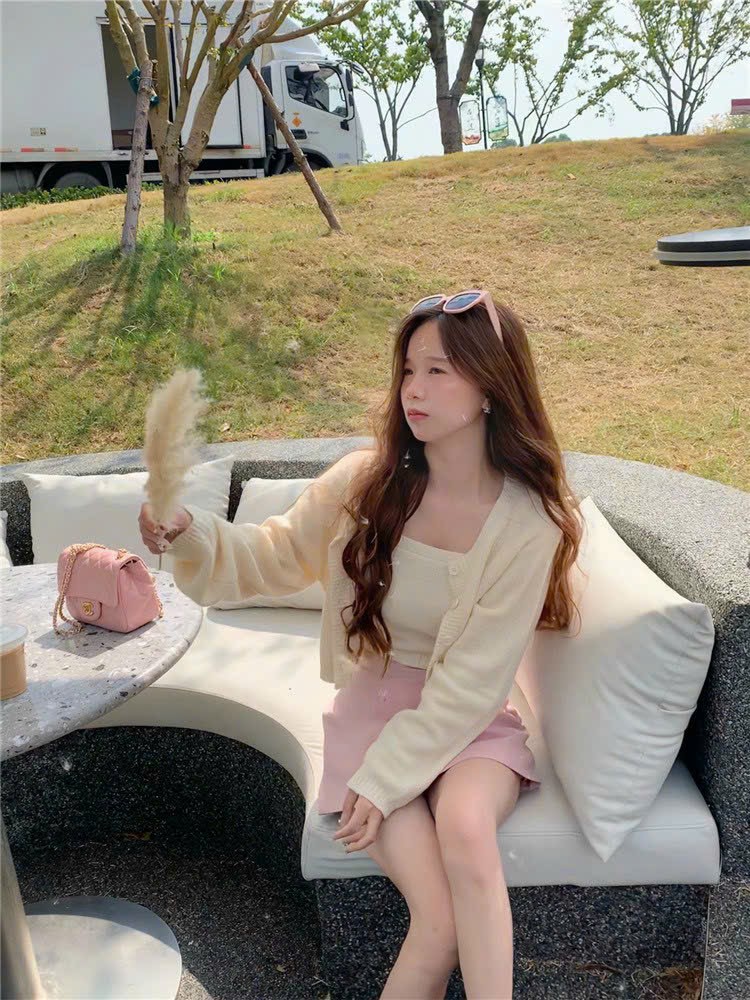 SET ÁO POLO TRẮNG CỔ SEN VIỀN ĐEN KÈM CHÂN VÁY XẾP LY ĐÍNH NÚT