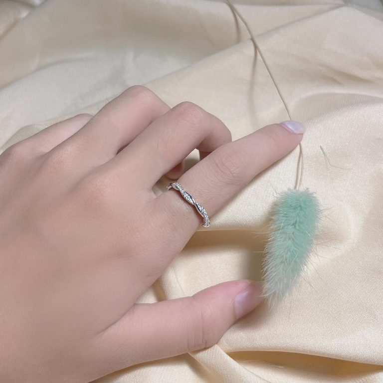 Nhẫn xoắn đính đá