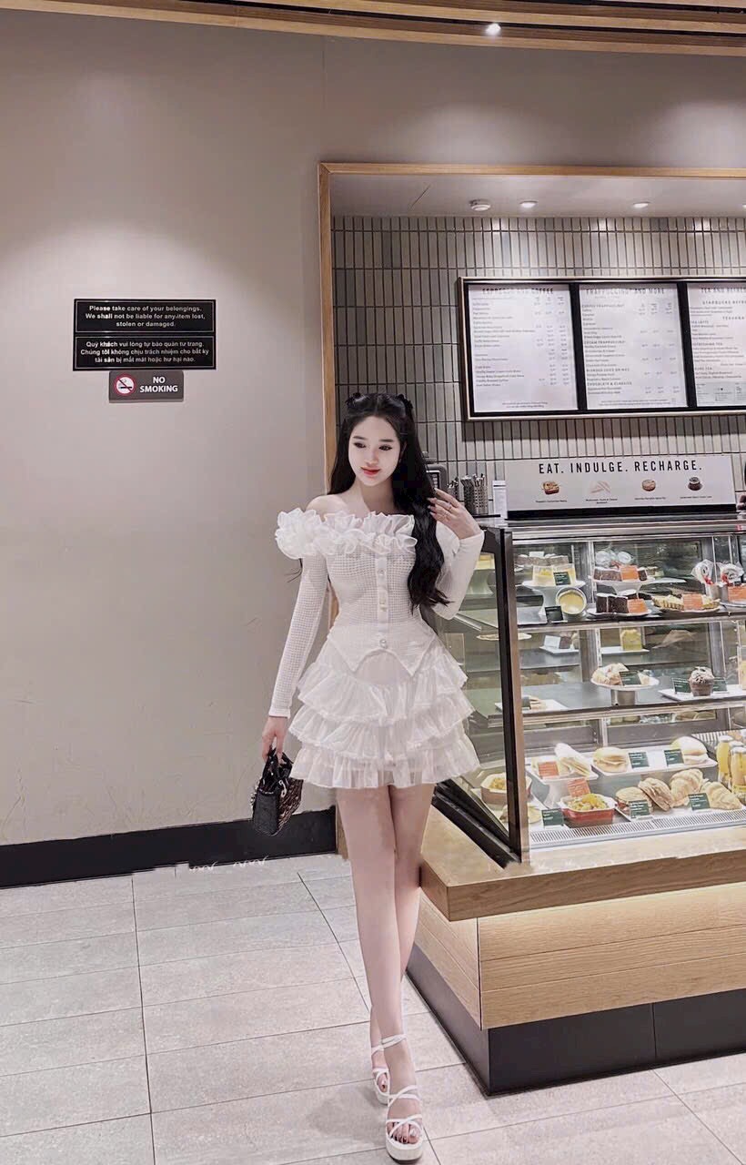 SÉT ÁO XỐP TRẮNG CÚP TÙNG PHI NÚT VÀNG KÈM CV ĐEN XẾP LI