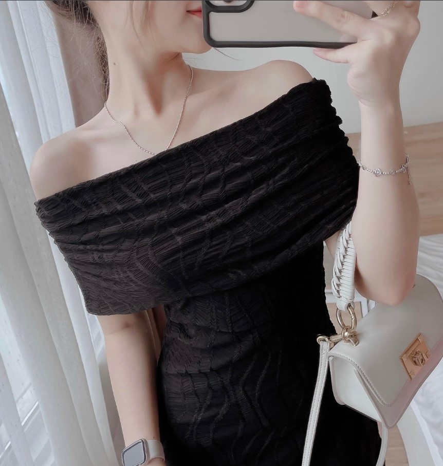 Đầm midi đen trễ vai