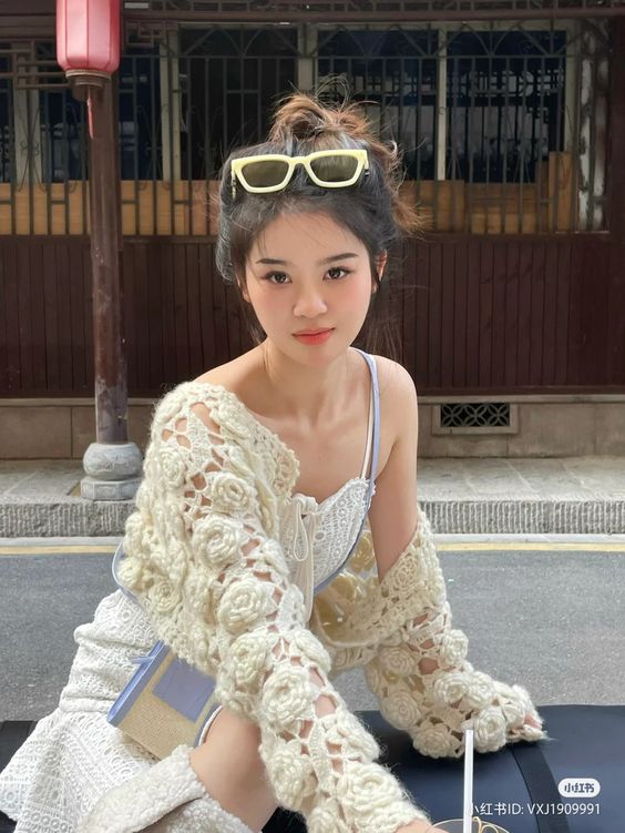 Áo Khoác Len Croptop Hoa Màu Trắng