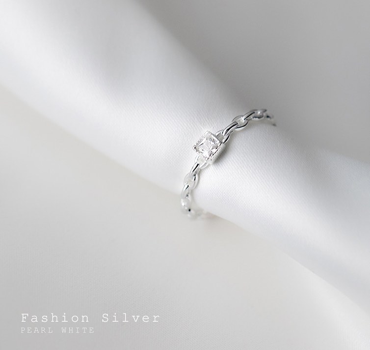 Nhẫn xích đá vuông cá tính