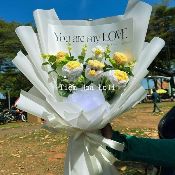 Bó hoa hồng bằng len tông vàng trắng nhẹ nhàng làm quà tặng mẹ