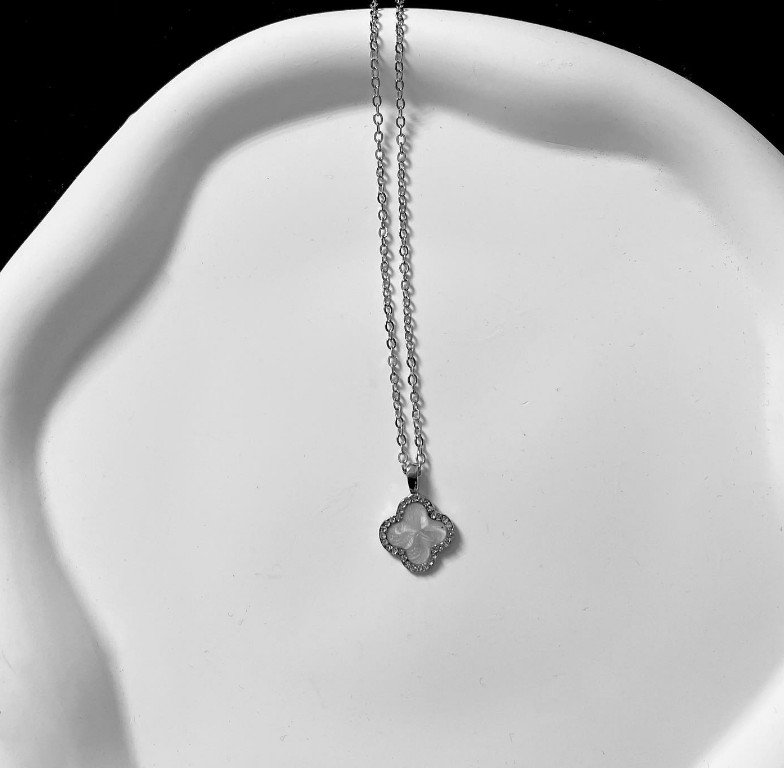 Dây Chuyền Đính Đá Hình Chiếc Lá