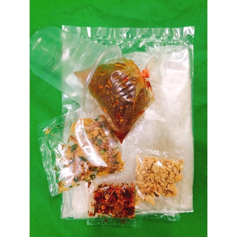 Bánh tráng chấm sốt me nhà làm