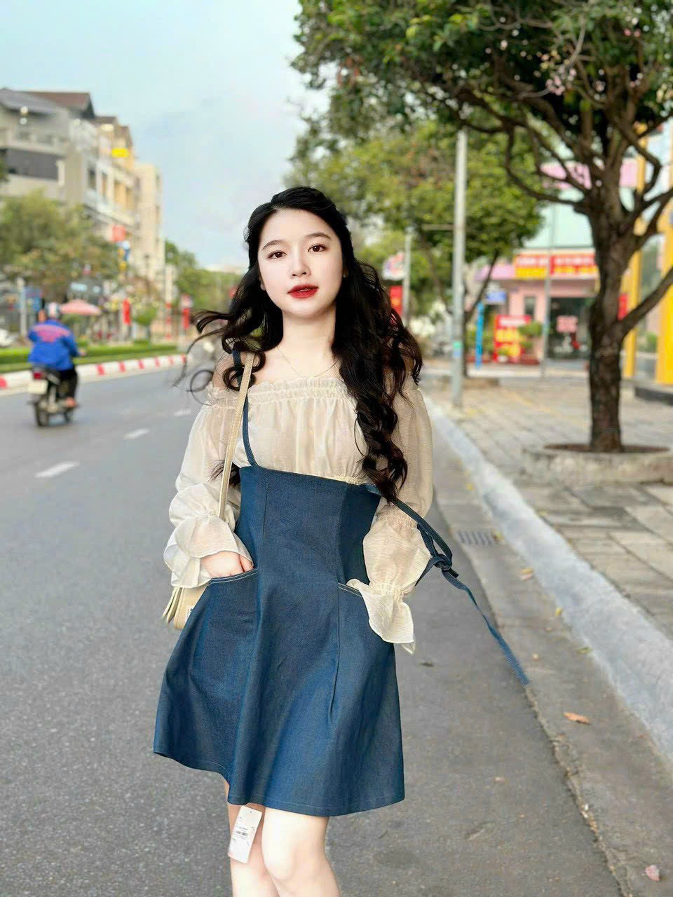 SET YẾM JEAN CỘT VAI KÈM ÁO TRẮNG TRỄ VAI TAY BOCHUN DỄ THƯƠNG NỮ TÍNH