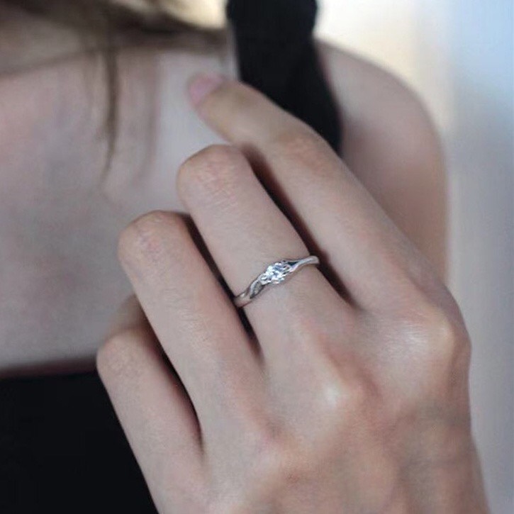 Nhẫn nữ đính đá kim cương nhân tạo uốn lượn