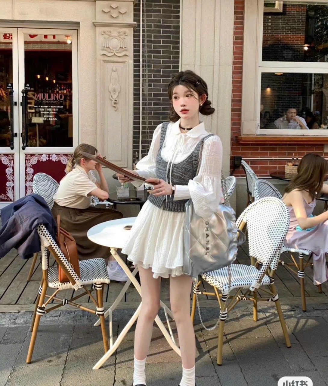 Set croptop cổ yếm khóa ngực phối quần jeans suông túi hộp