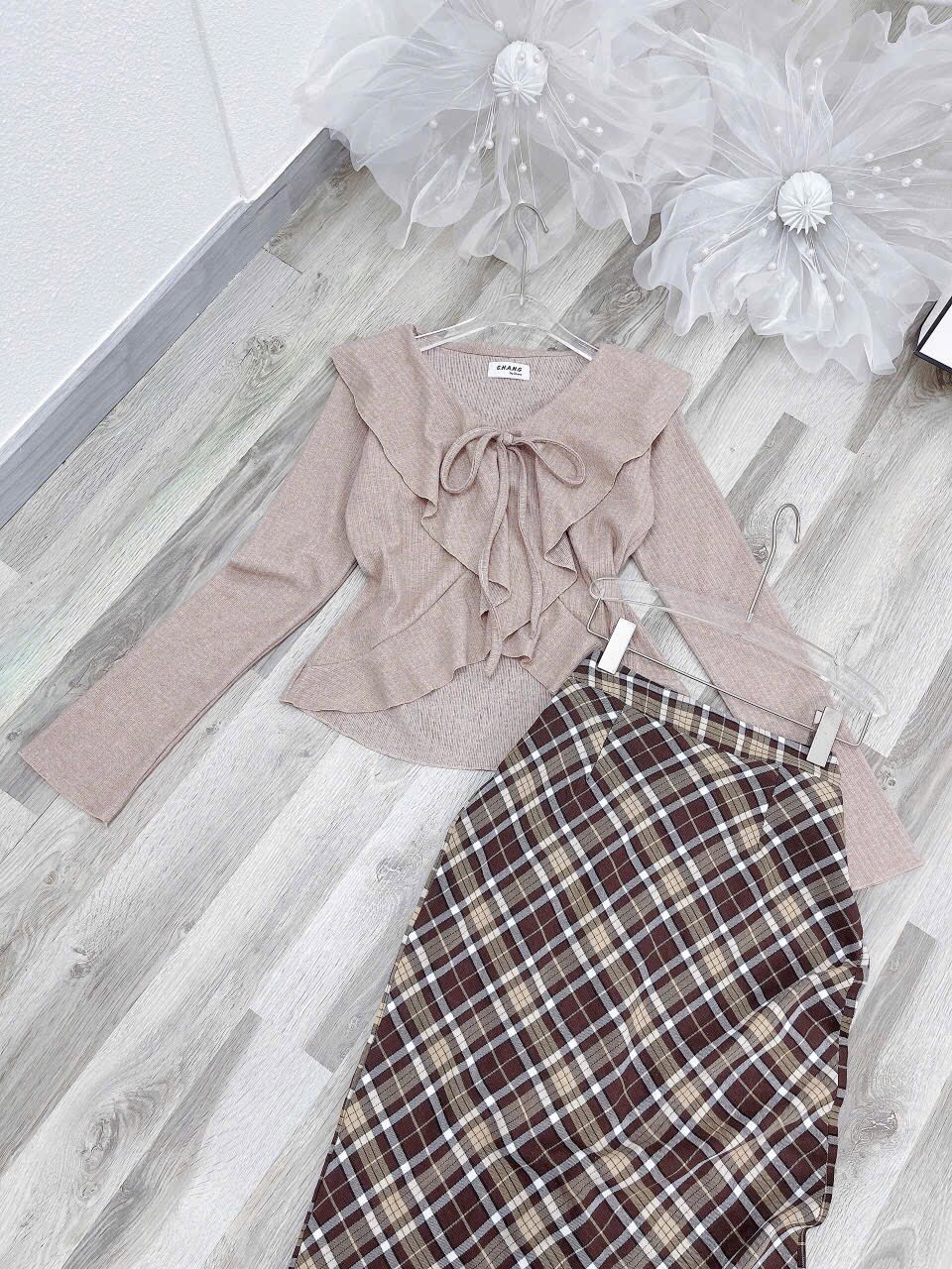 SET ÁO NUDE CỔ TRÒN PHỐI NÚT + CHÂN VÁY MIDI