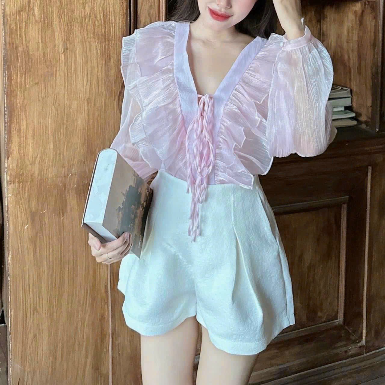 Set áo voan hồng bèo kèm short trắng sang trọng tiểu thư