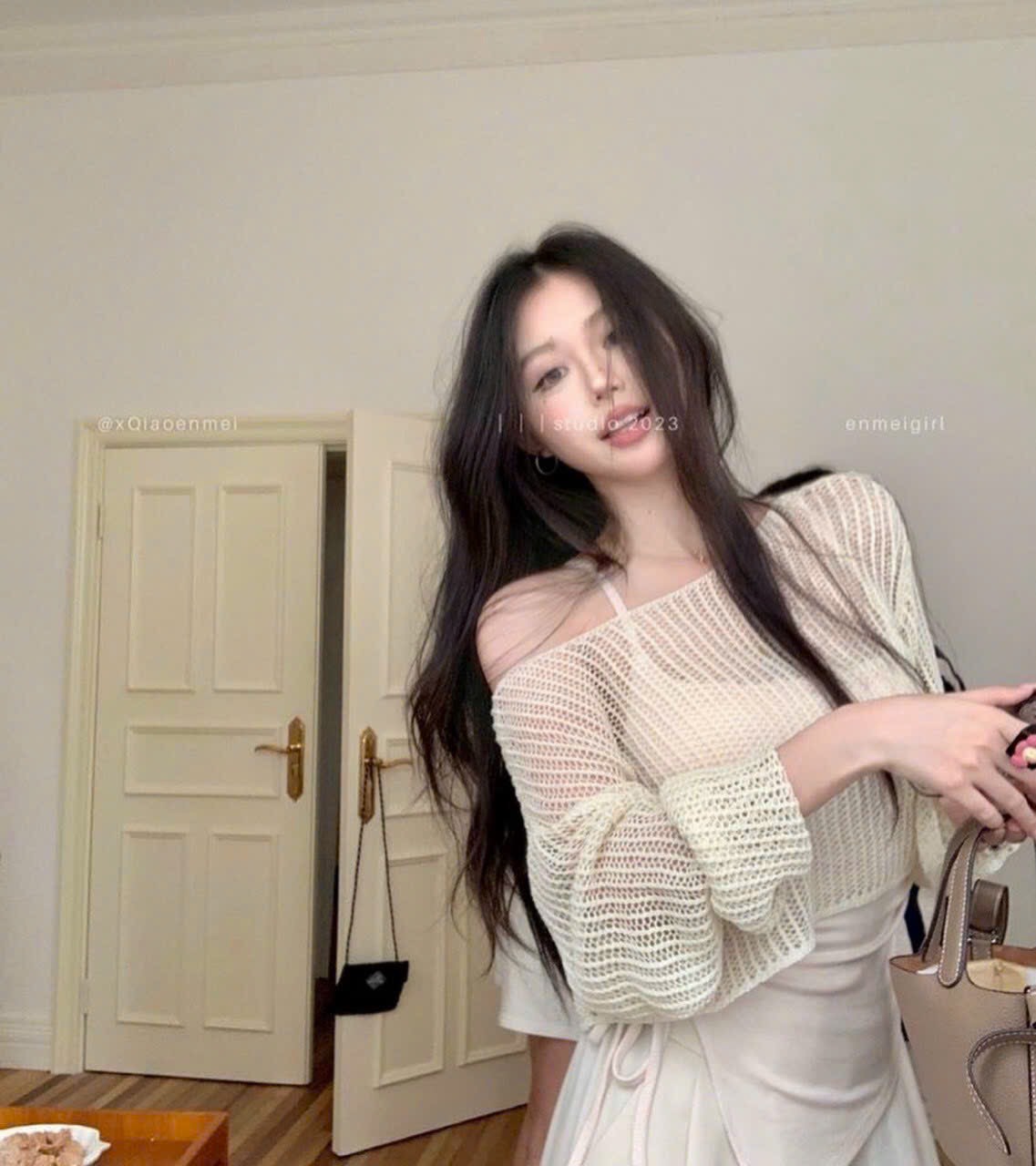 Set 3 món gồm áo lưới croptop kèm áo 2 dây vạt nhọn mix quần suông rộng độc lạ cá tính