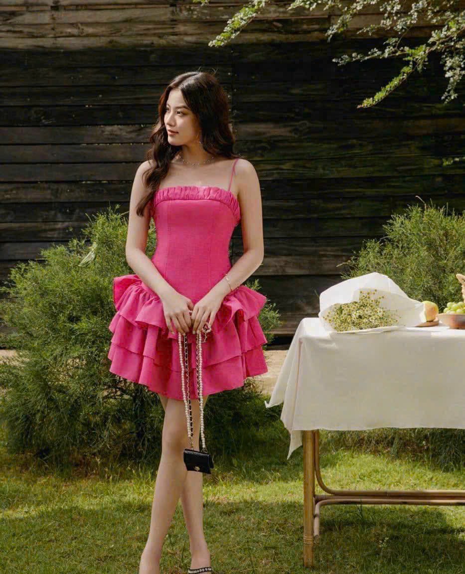 ĐẦM 2 DÂY HỒNG ÔM FORM KIỂU ĐUÔI VÁY TẦNG TÔN DÁNG XINH XẮN