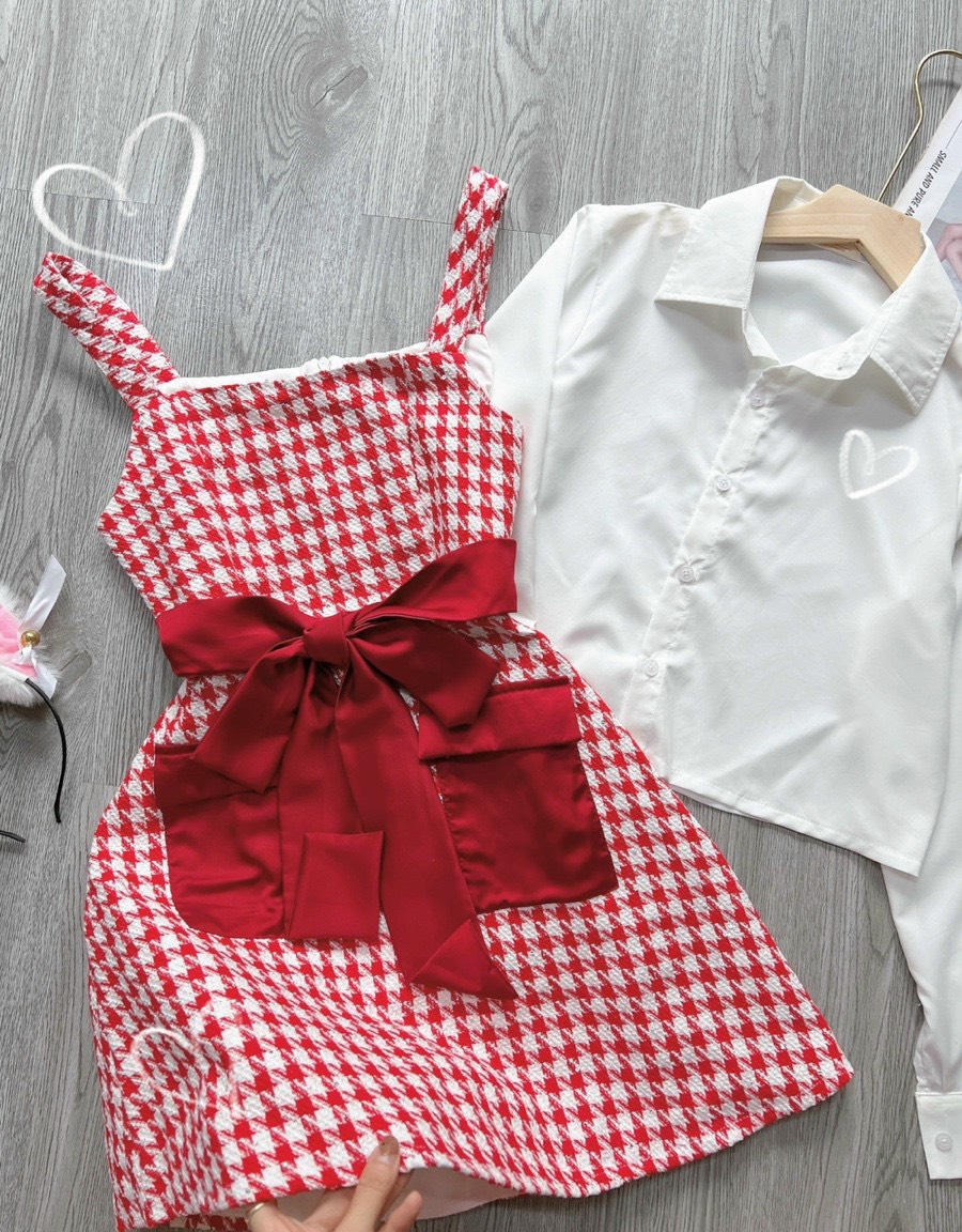 Váy yếm và áo sơmi trắng dáng croptop