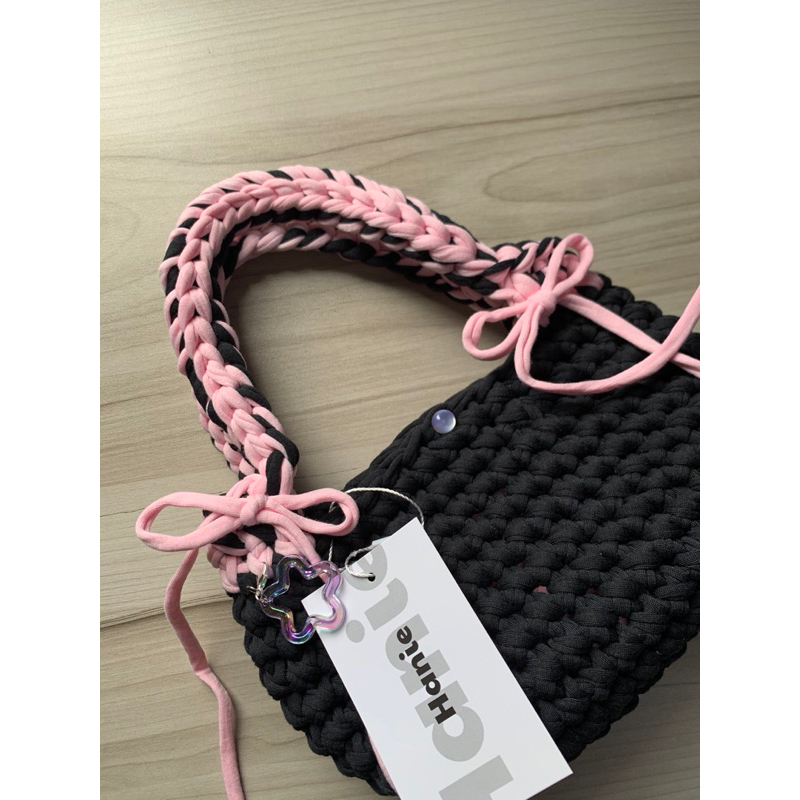Túi Len Nhung Đen Tay Cầm Dây Nơ Hồng