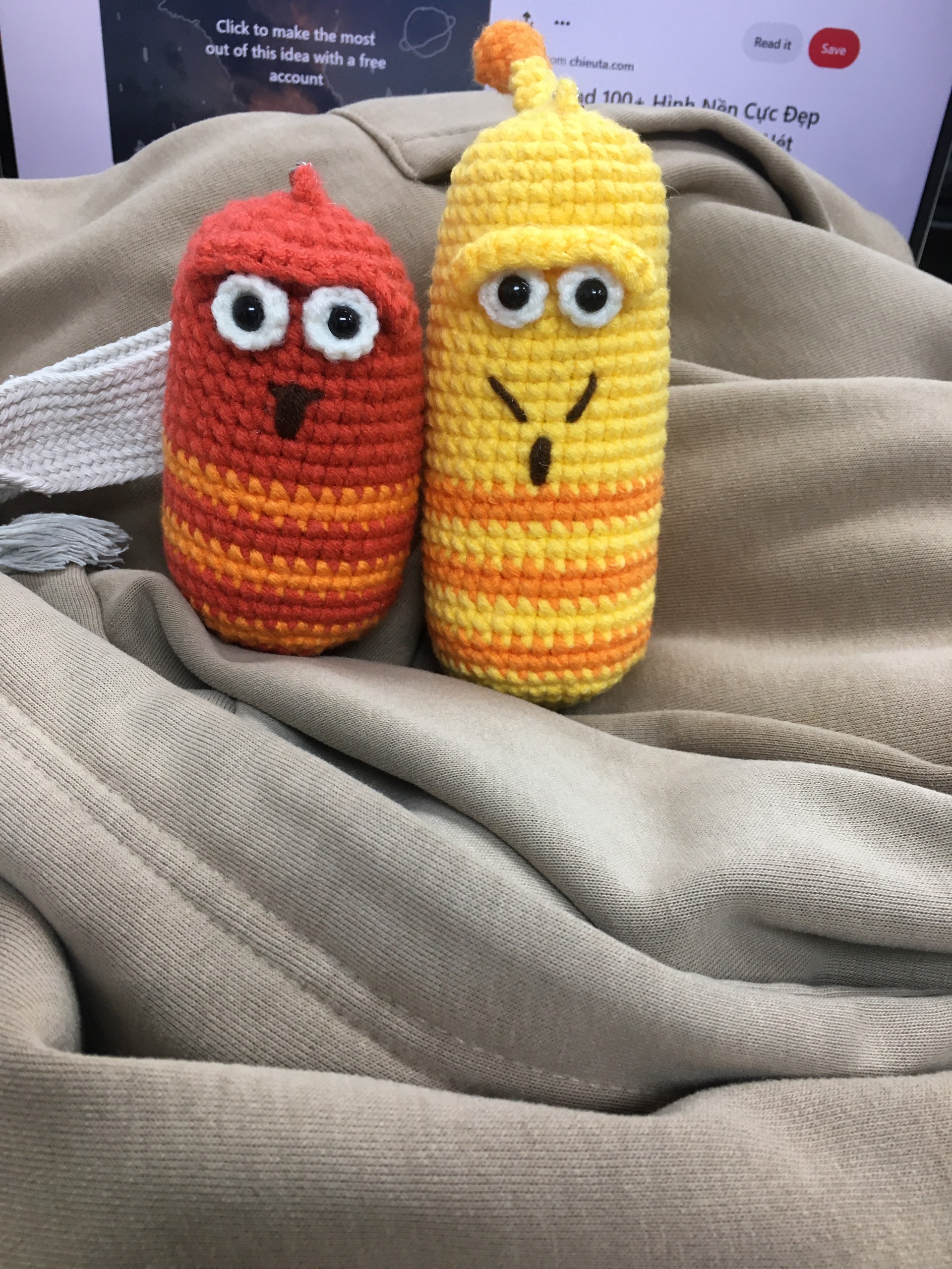 Móc khóa len cặp đôi sâu Lava