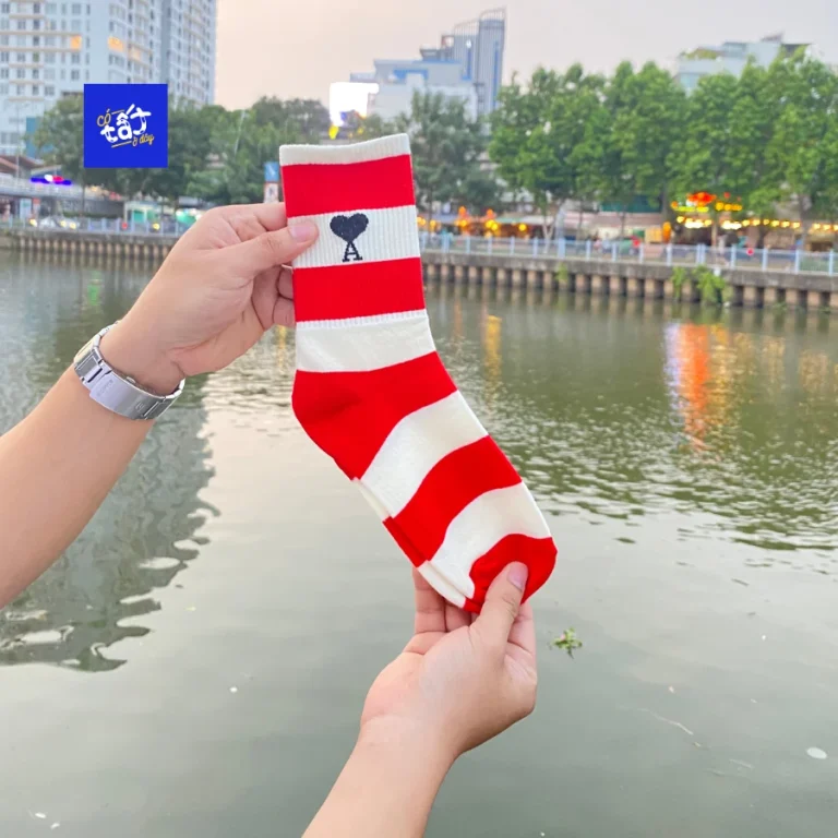 Tất Vớ Cổ Cao Sọc Đỏ Trắng Hoạ Tiết Át Cơ Đen