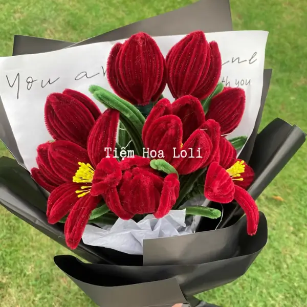 Bó hoa kẽm nhung Tulip màu đỏ handmade kiêu hãnh