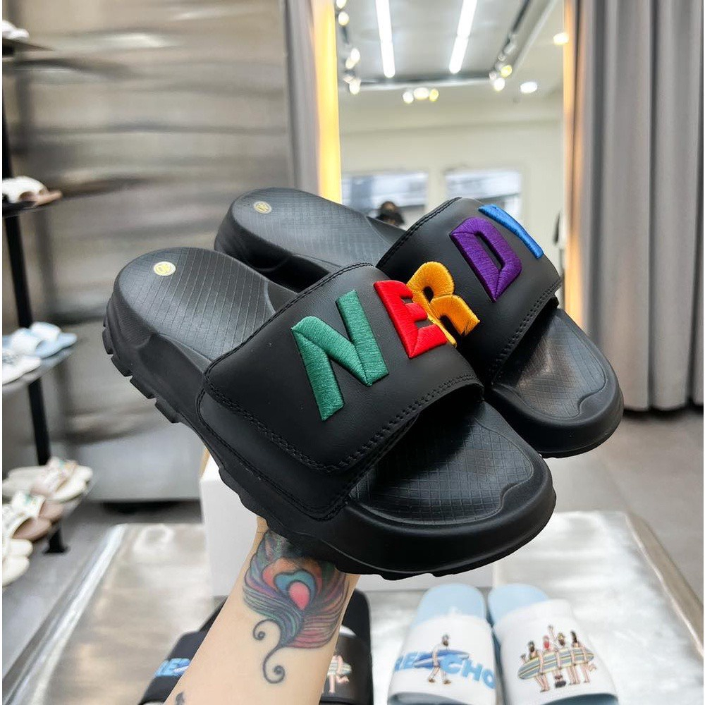 Dép Quai Dán Chữ Thêu NERDY Trắng Đen Nhiều Màu Chữ