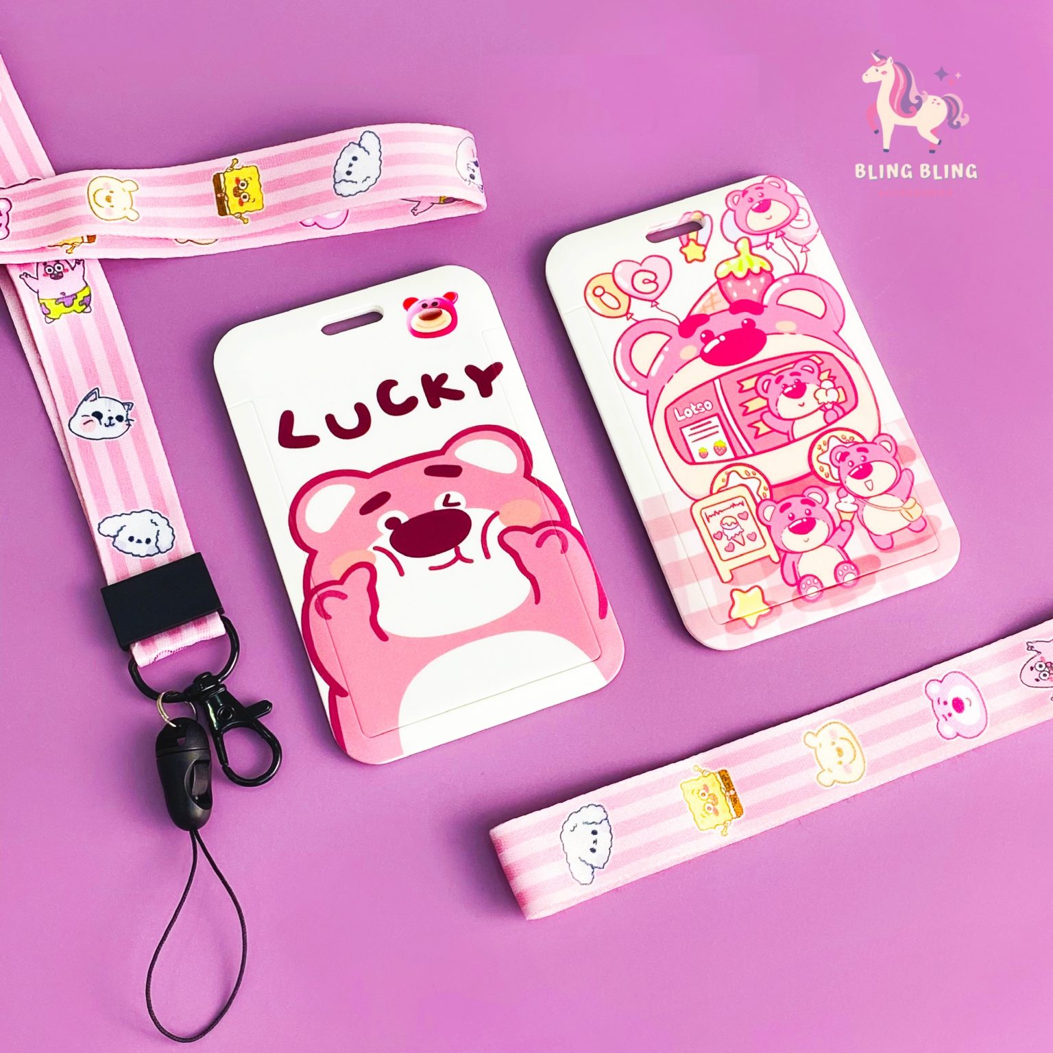 Đeo thẻ dọc TS Gấu hồng Lotso lucky kèm strap 7×11 – Mix