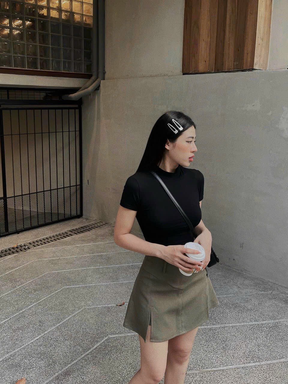 SET PULL ÁO THUN ĐEN VẠT BẦU MIX CHÂN VÁY KAKI RÊU XẺ