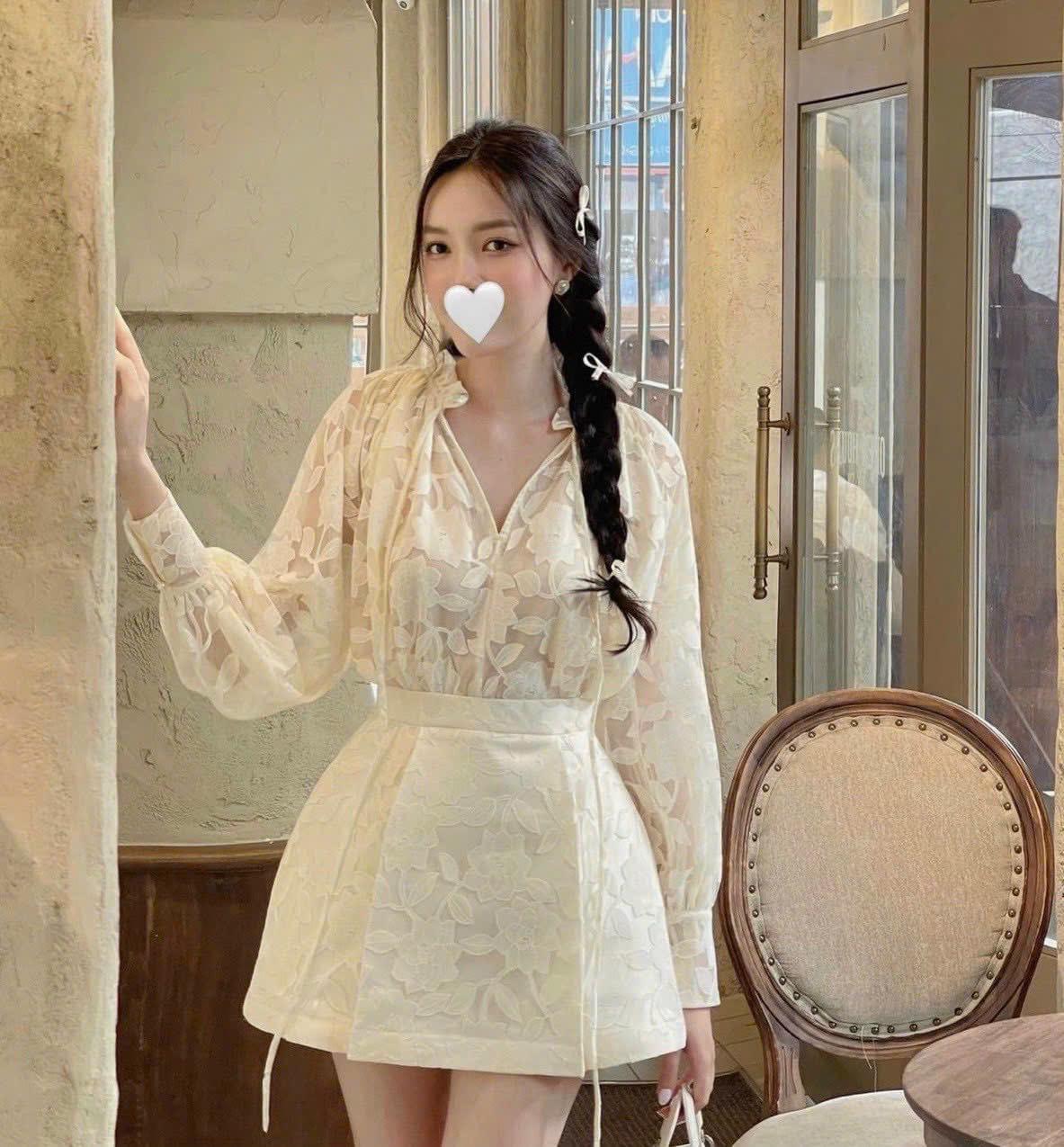 Set voan nude trễ vai kết hoa + chân váy