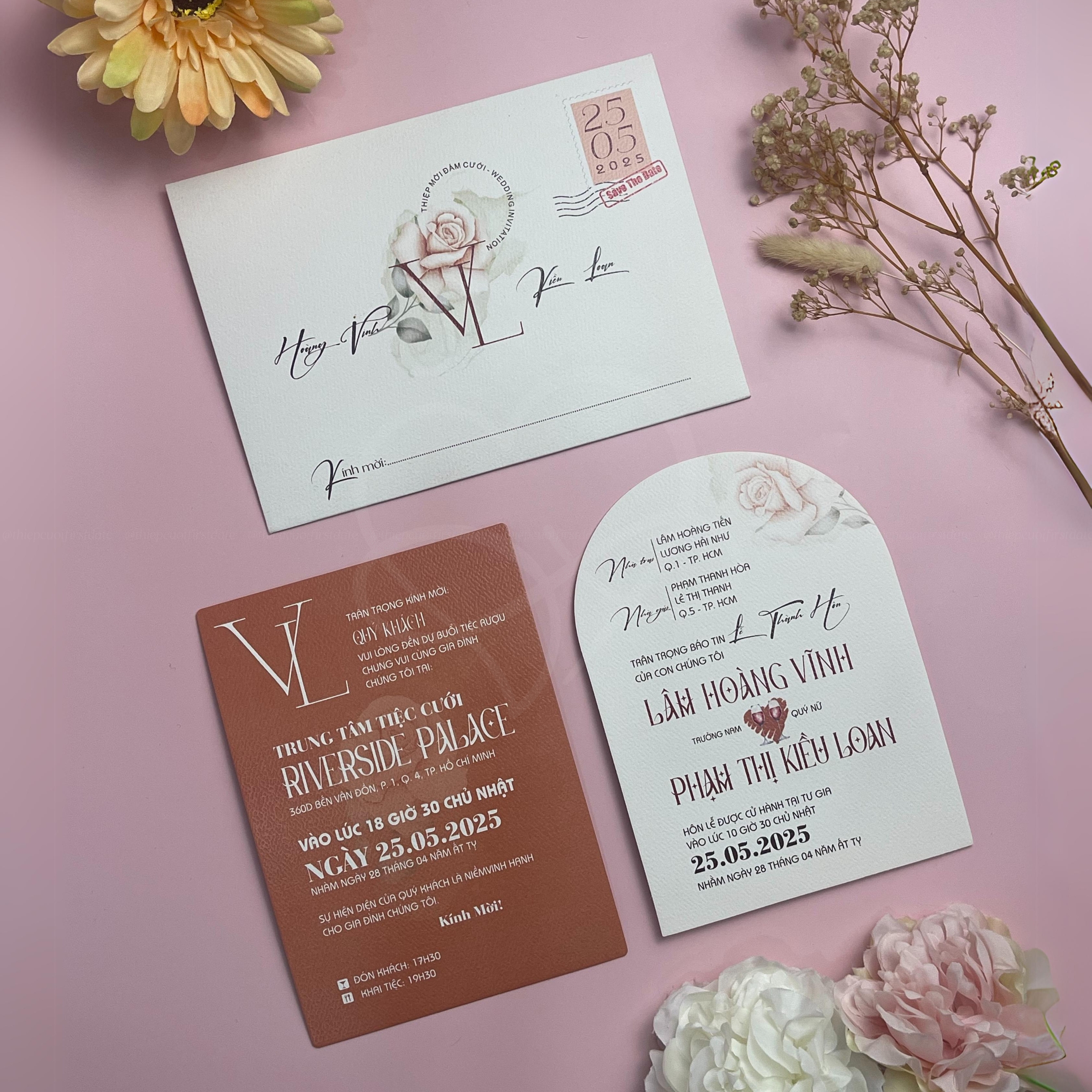 Thiệp Cưới Tối Giản hoa hồng trắng ánh đỏ