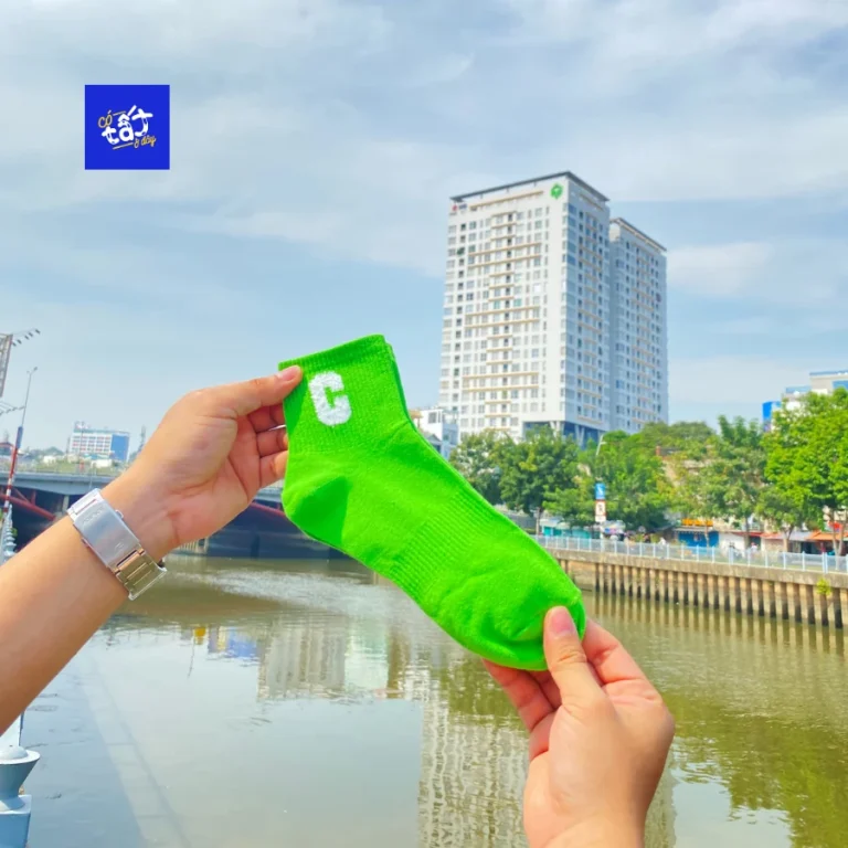 Tất Vớ Cổ Trung Xanh Dạ Quang Hoạ Tiết Chữ C