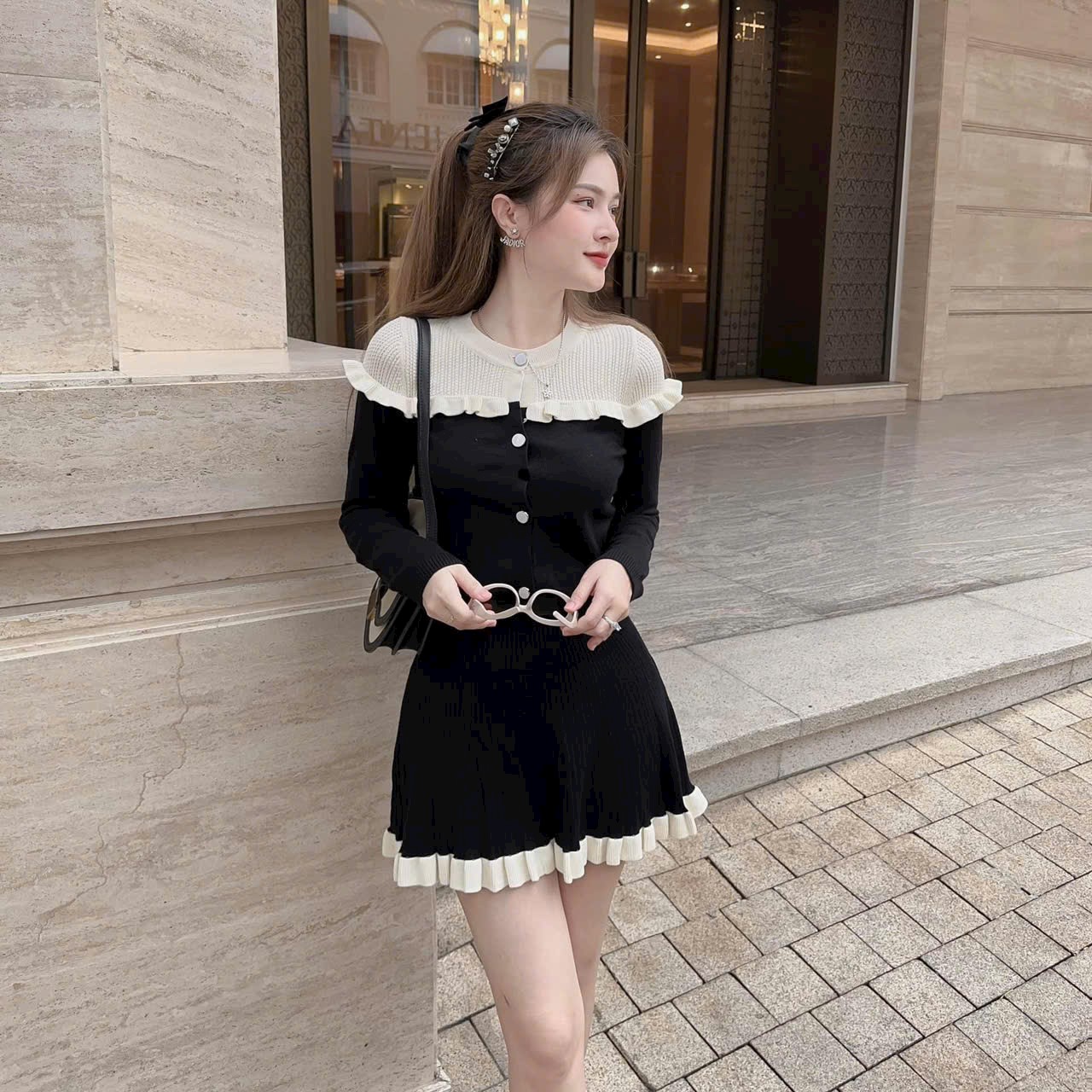 SET ÁO CỔ CAO RÚT DÂY HÔNG PHỐI CHÂN VÁY XẾP LY