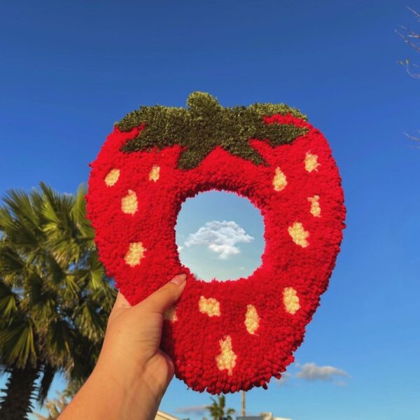 Gương thêu nổi -  Hình dâu tây